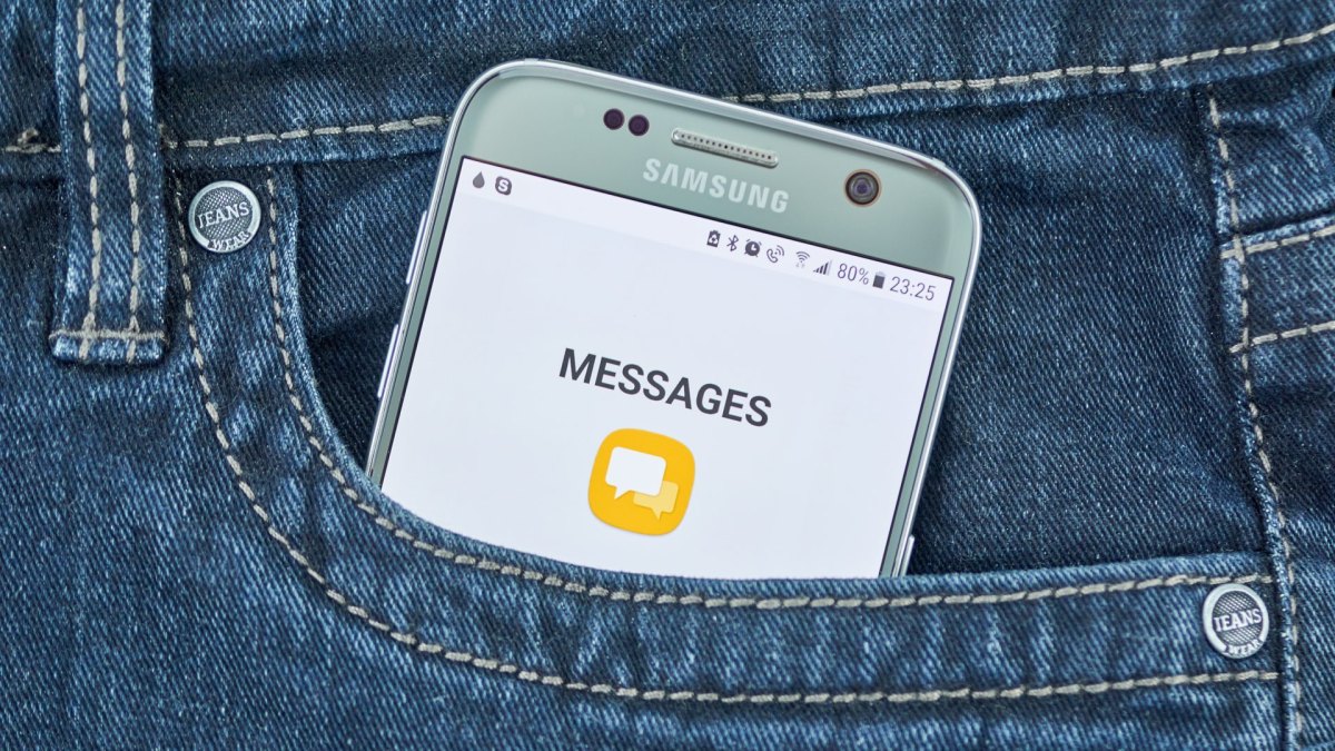 Handy in einer Hosentasche mit Samsung Messages App