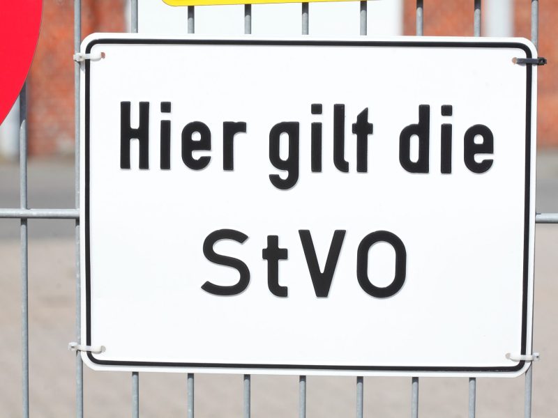 Straßenschild, auf dem "Hier gilt die StVO" steht.