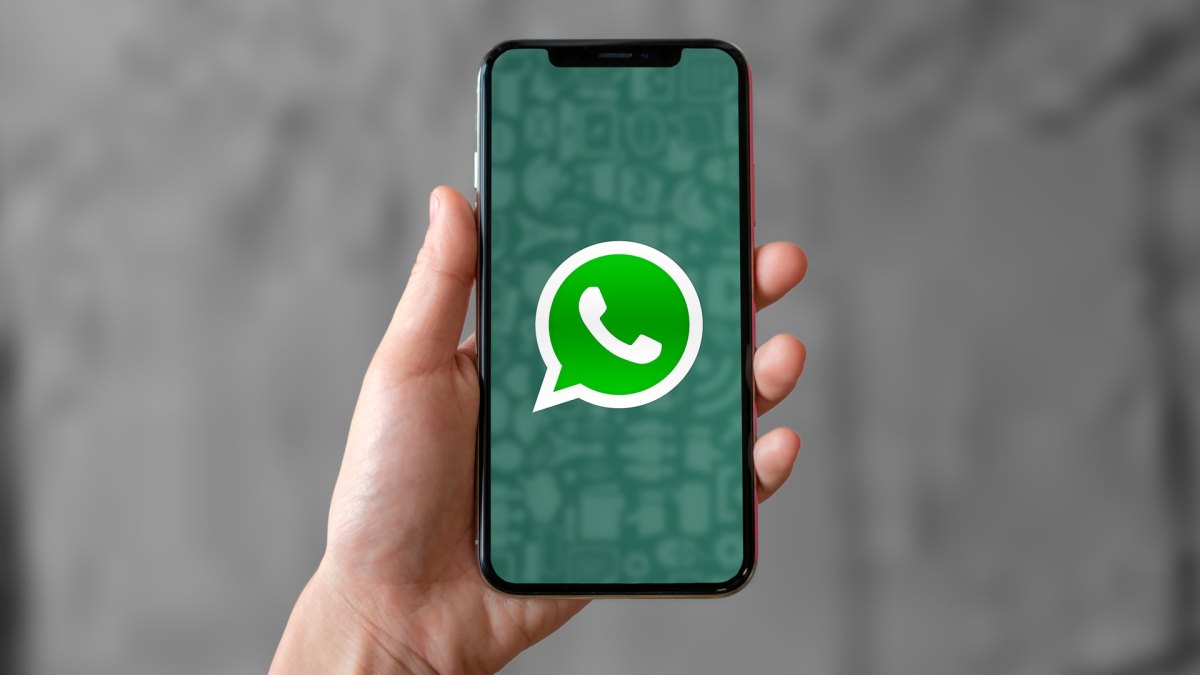 Handy mit WhatsApp Logo