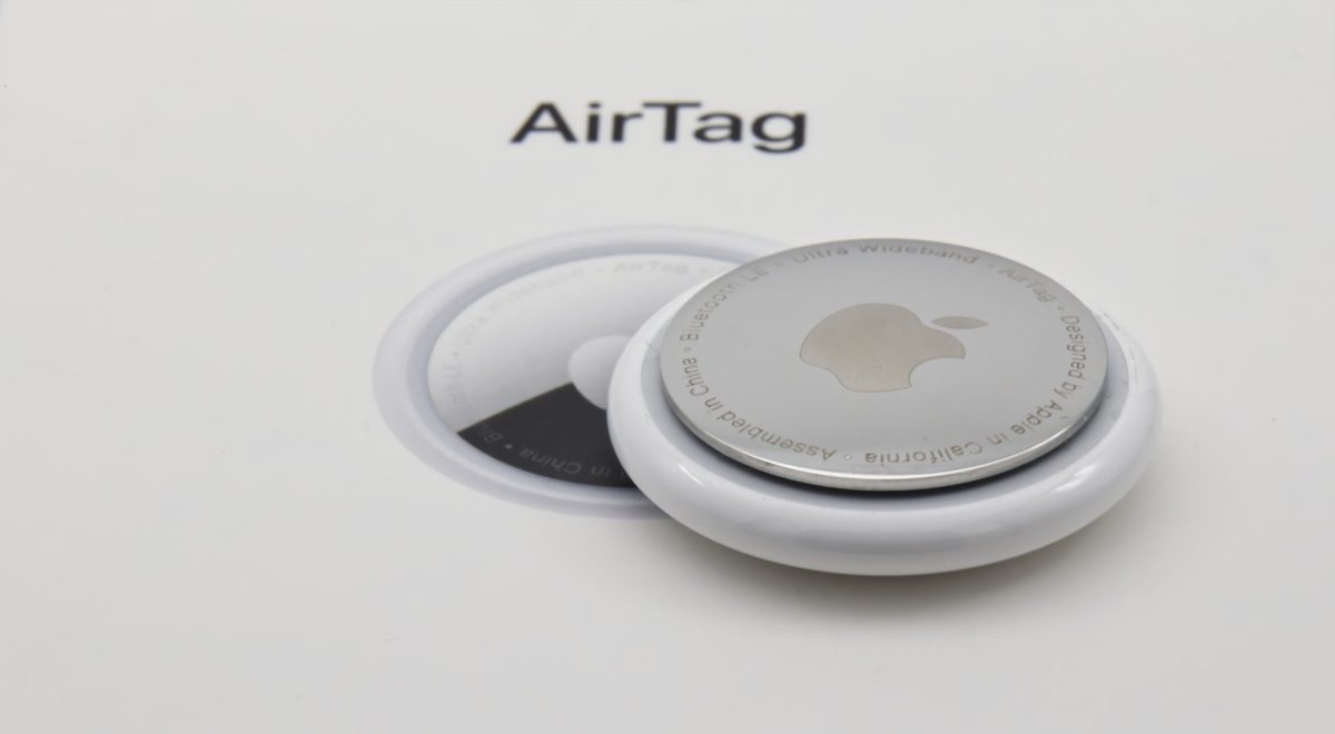 Apple AirTag liegt auf weißem Untergrund