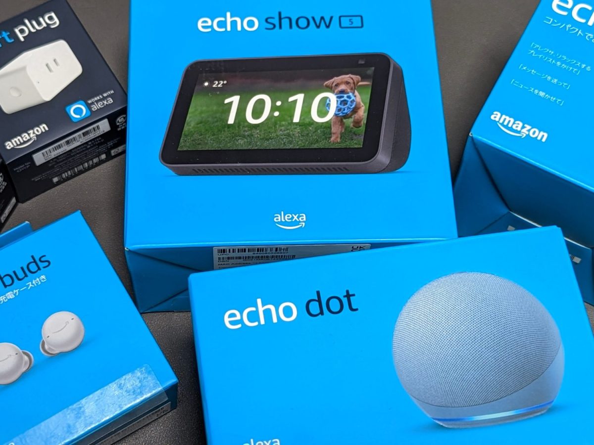 Verschiedene Amazon Echo-Produkte in Kartons