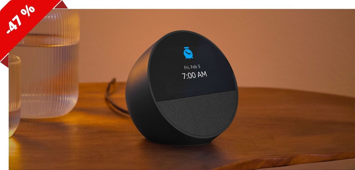 Amazon Echo Spot auf einem Nachttisch