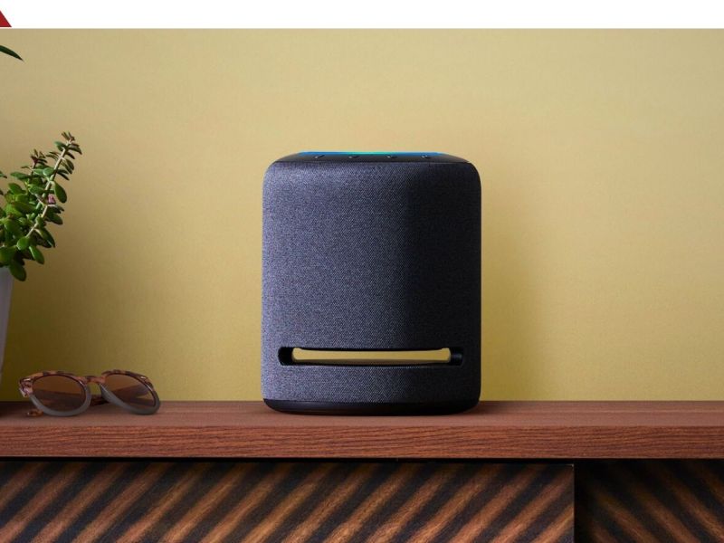 Amazon Echo Studio auf einem Sideboard