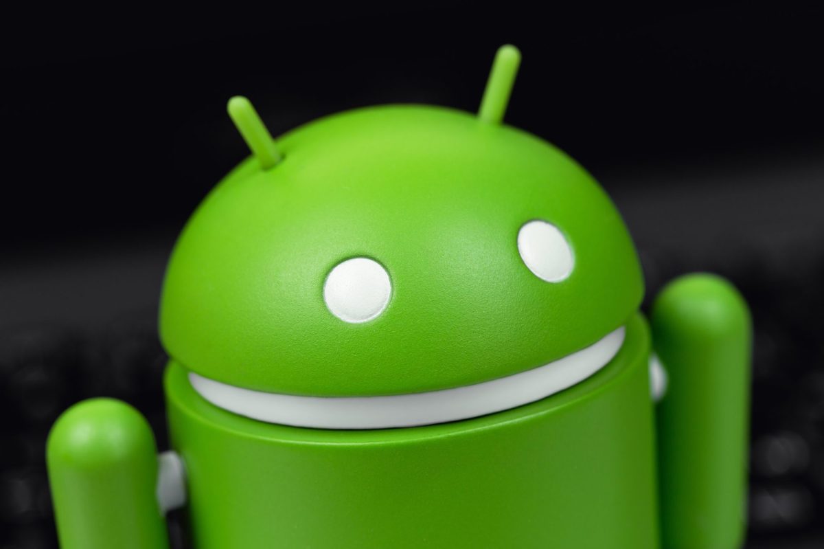 Grünes Android-Maskottchen vor schwarzem Hintergrund.