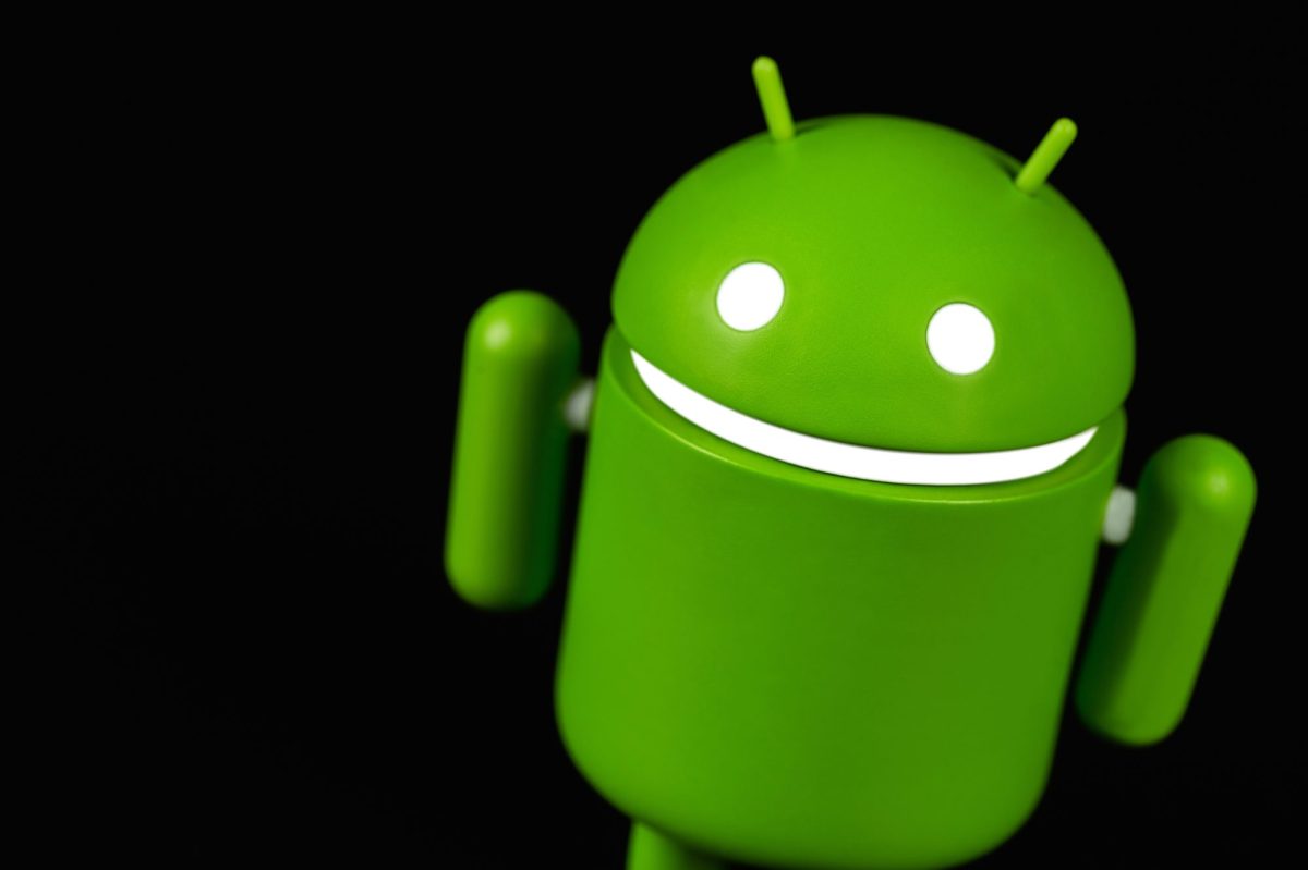 Android-Maskottchen vor schwarzem Hintergrund.