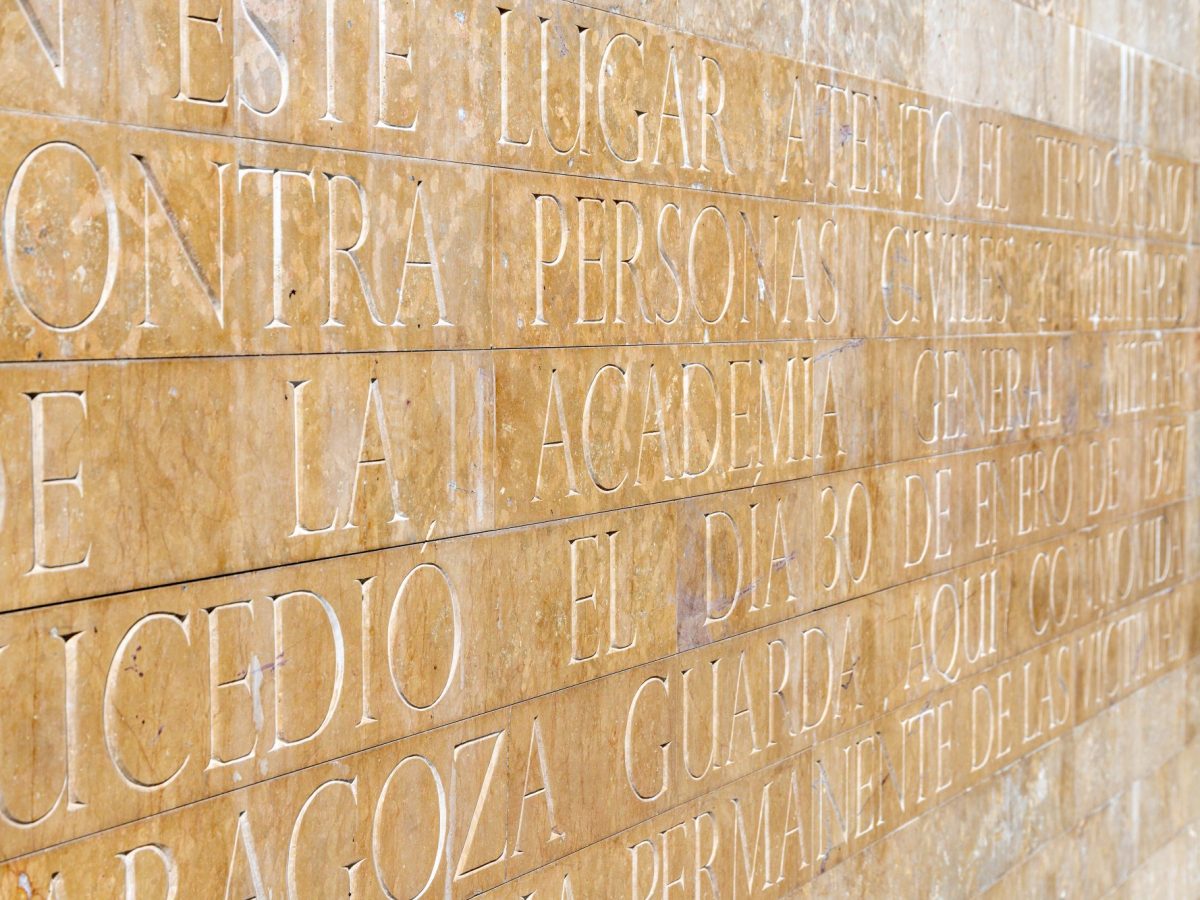 Inschrift als archäologischer Fund.
