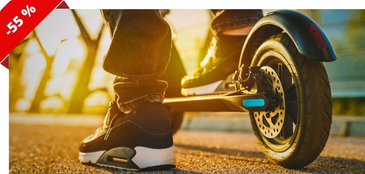 Person auf einem E-Scooter