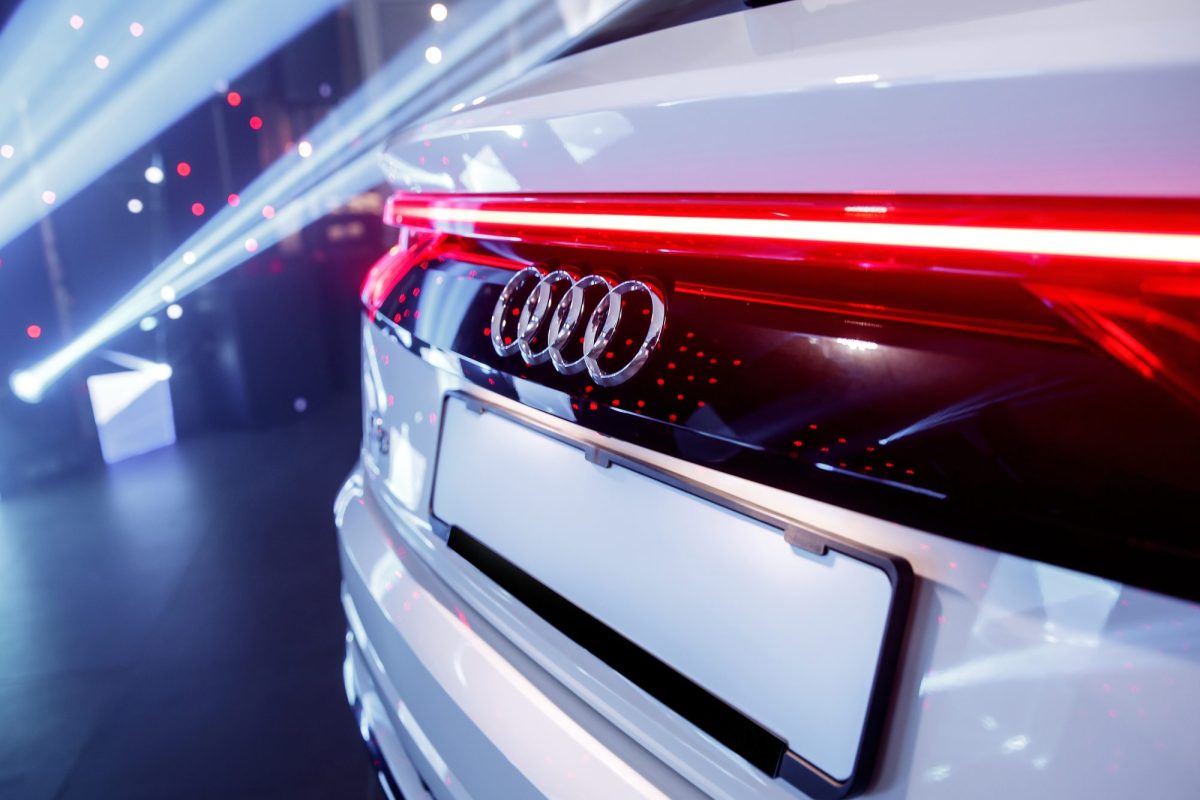 Klassisches Audi-Logo auf der Rückseite eines Autos.