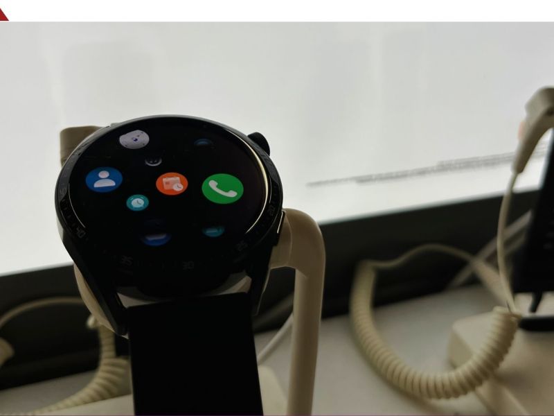 Huawei Watch GT 4 wird in einer Auslage präsentiert.