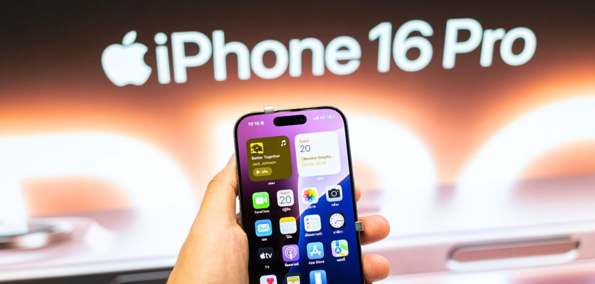 Person hält ein iPhone 16 Pro in der Hand