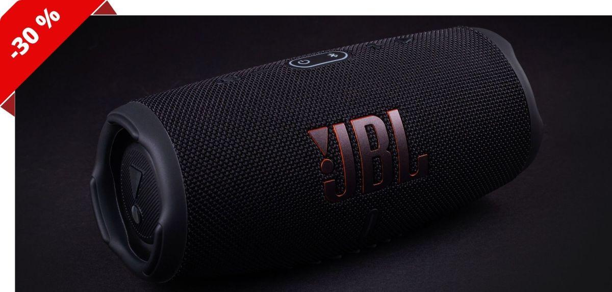 JBL Charge 5 auf schwarzem Hintergrund.