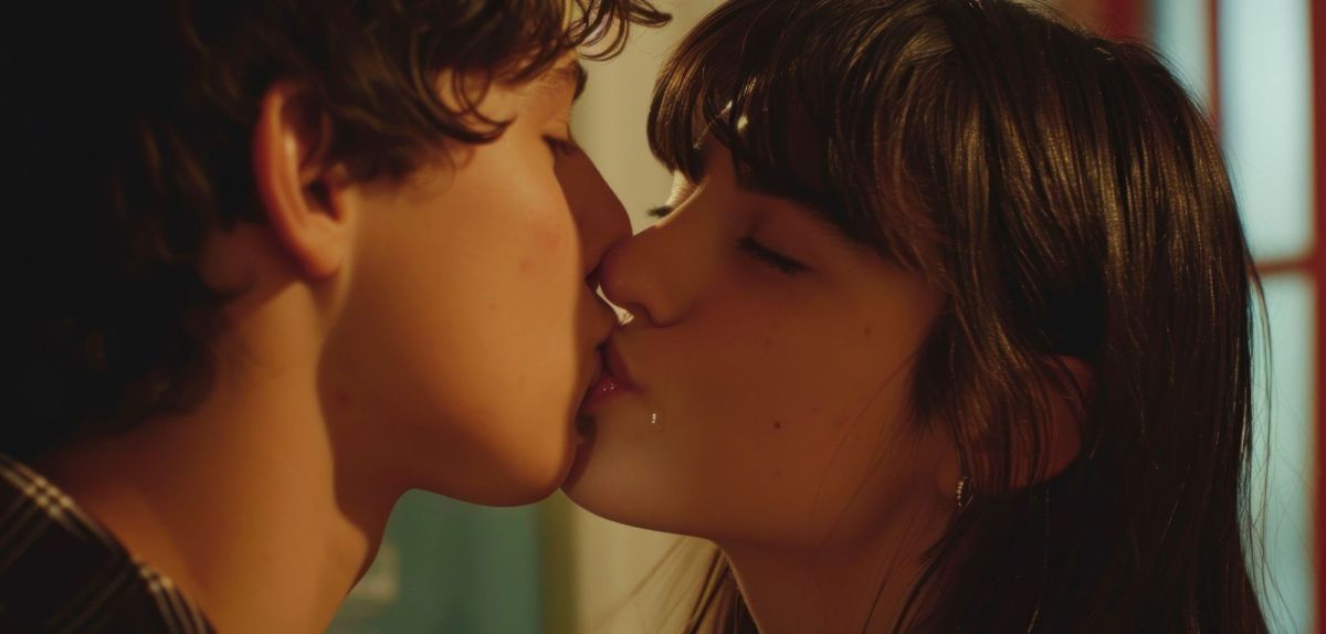 Zwei Menschen küssen einander