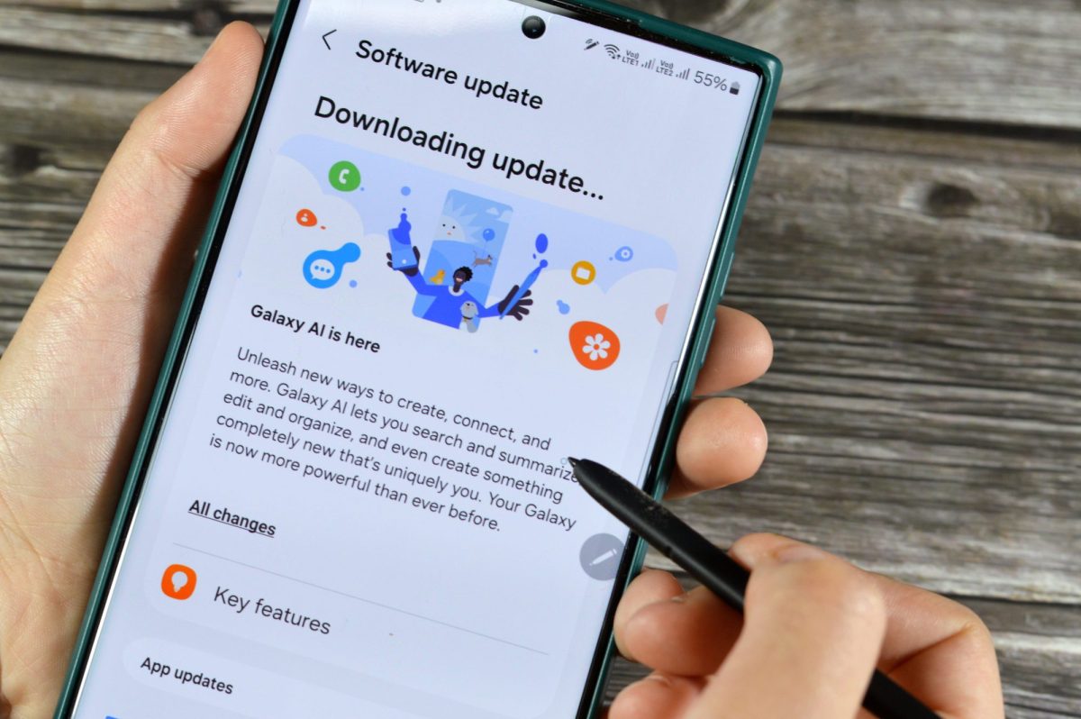 Person installiert ein Update auf einem Samsung-Handy.