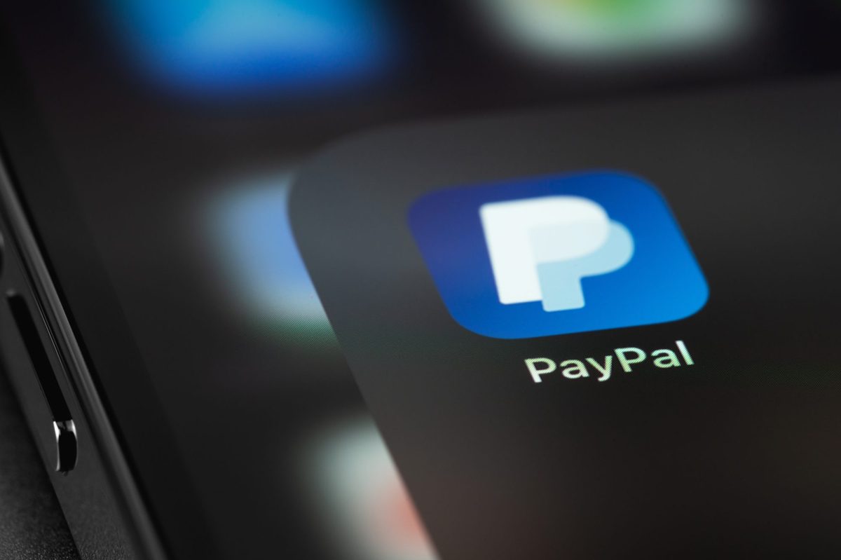 Das Logo der PayPal-App auf einem Smartphone.