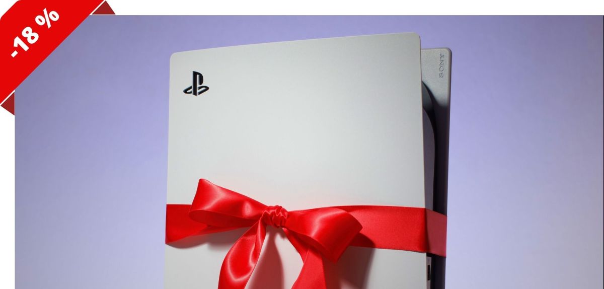 PlayStation 5 Slim mit einer roten Schleife