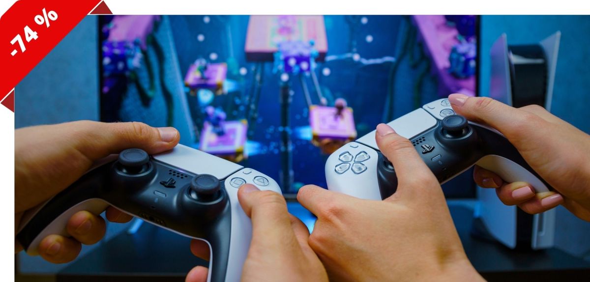 Zwei Personen spielen an einer PS5