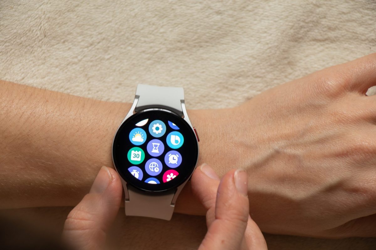 Samsung Galaxy Watch am Handgelenk einer Person.