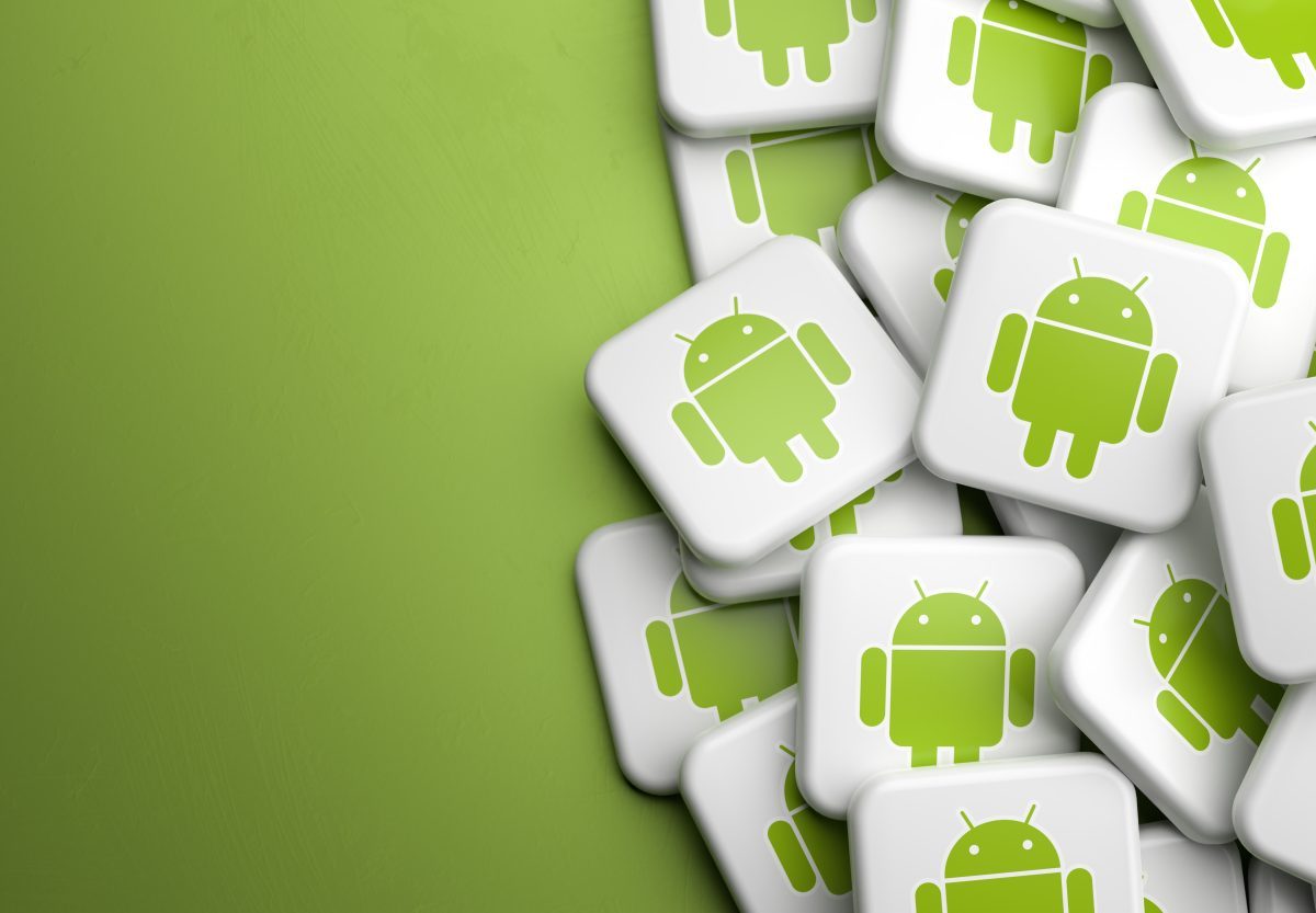 Android-Logos auf grünem Hintergrund.