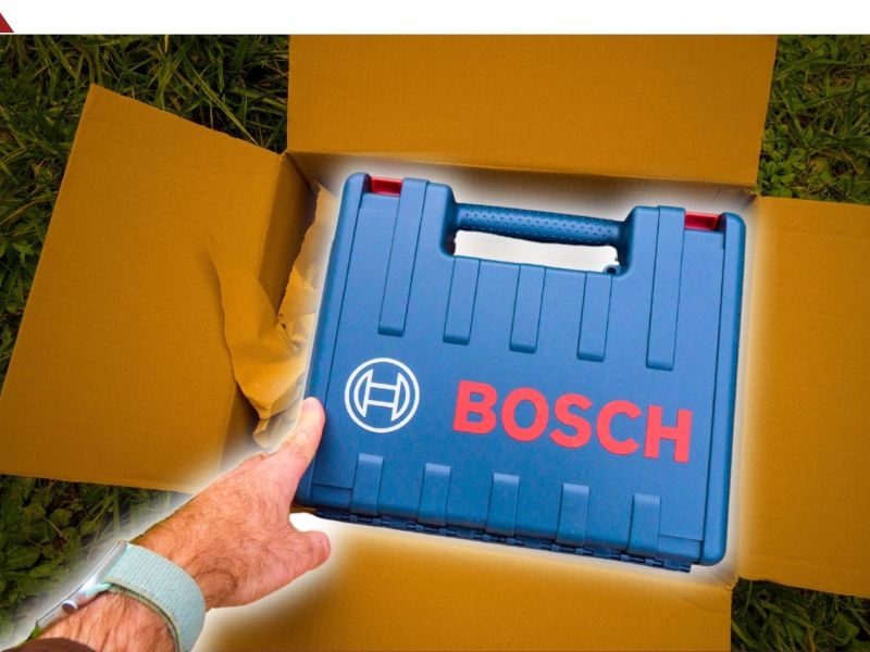 Person zeigt auf einen Bosch Professional-Werkzeugkoffer