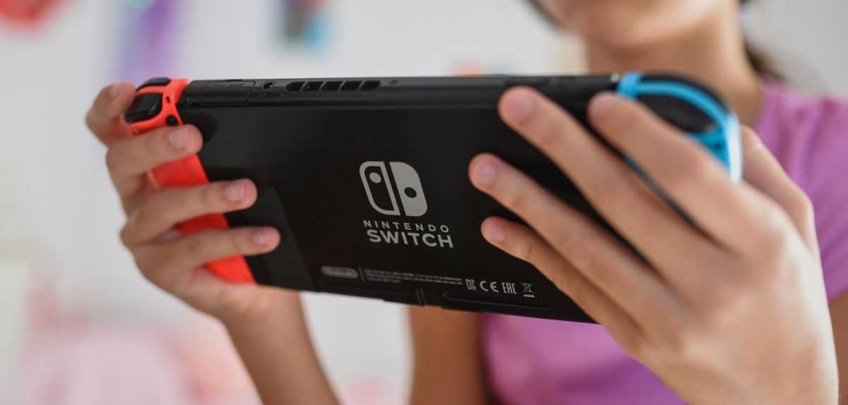 Mädchen mit Nintendo Switch