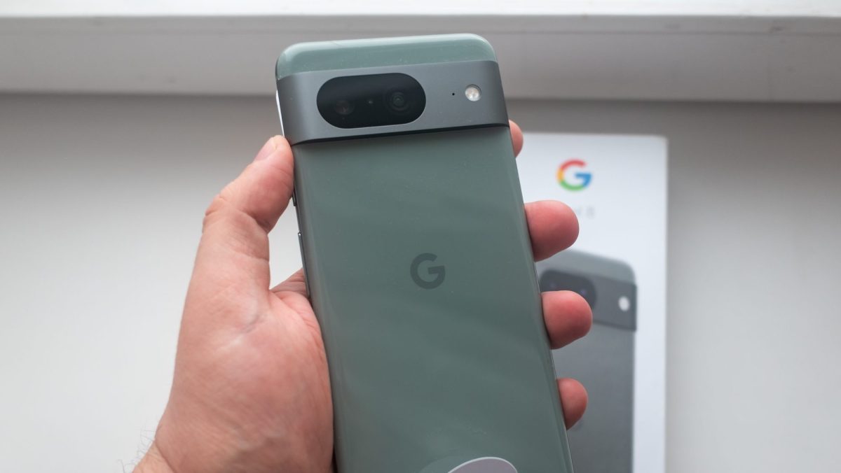Eine Person hält ein Google Pixel 8.