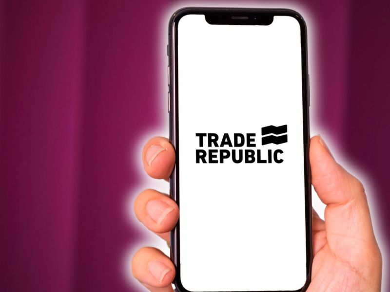 Trade Republic-Logo auf einem Smartphone