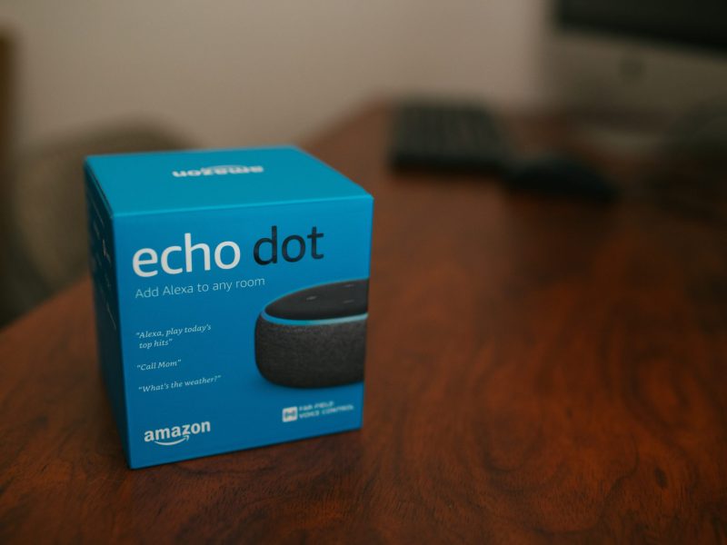 Eine Amazon Echo Dot auf einem Tisch.
