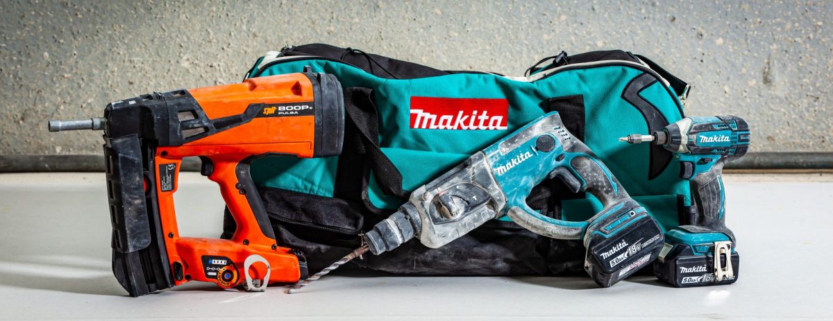 Makita-Schlagschrauber vor einer Werkzeugtasche