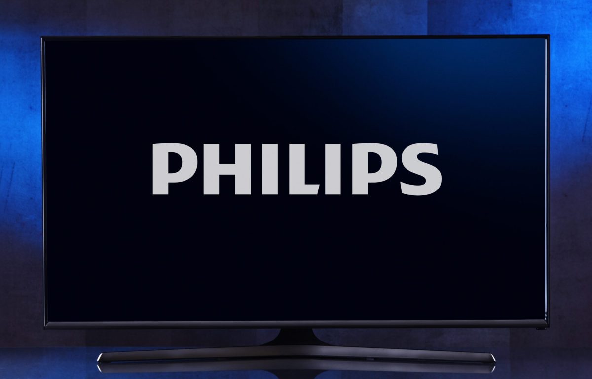 Auf einem Fernseher wird das Philips-Logo angezeigt