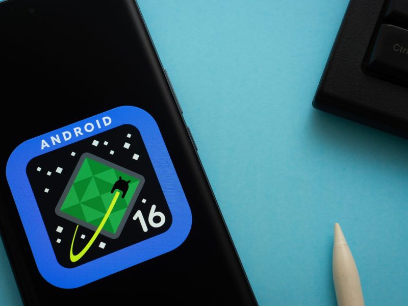 Android 16-Logo auf einem Smartphone-Display.
