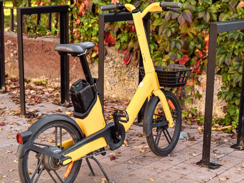 E-Bike an Fahrradparkplatz.