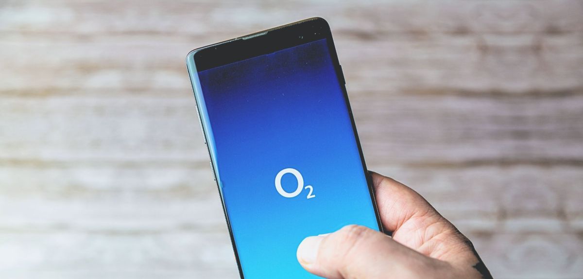 o2-Logo auf einem Smartphone
