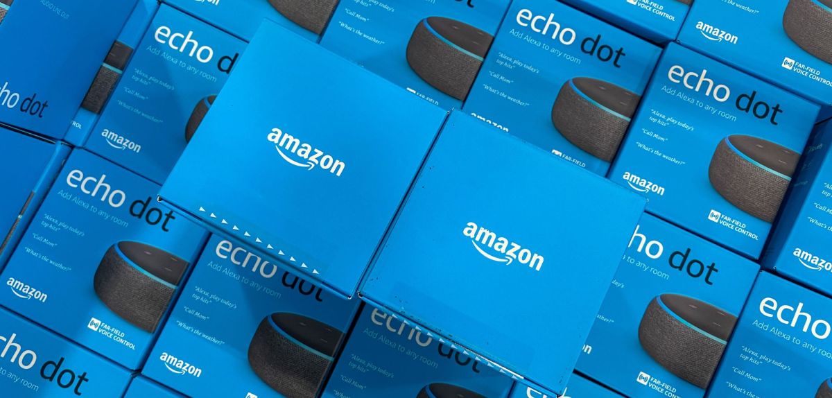 Mehrere Amazon Echo Dot-Verpackungen übereinandergestapelt.