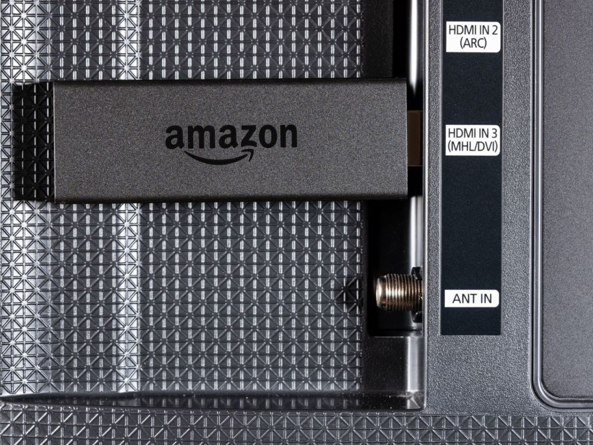 Ein Amazon Fire TV Stick an einem Fernsehgerät.