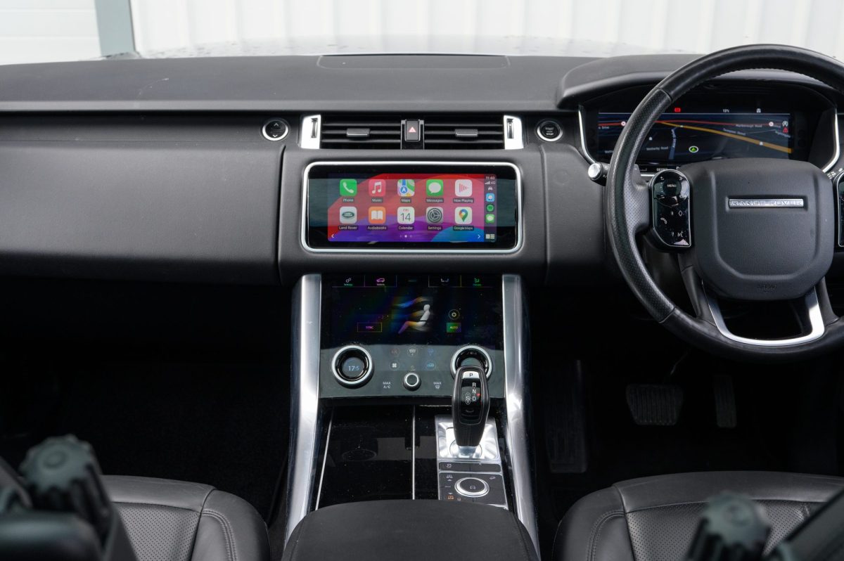 Innenraum eines Fahrzeugs mit Display