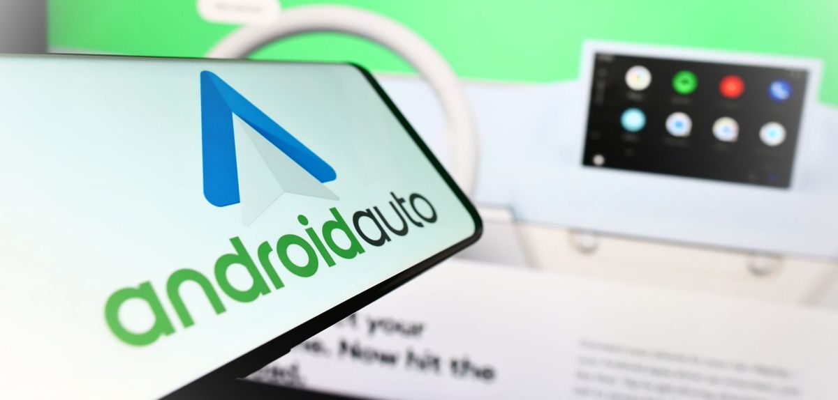 Android Auto-Logo auf Smartphone