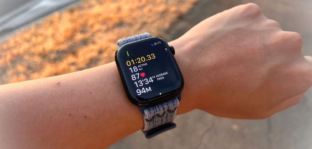 Apple Watch am Handgelenk.