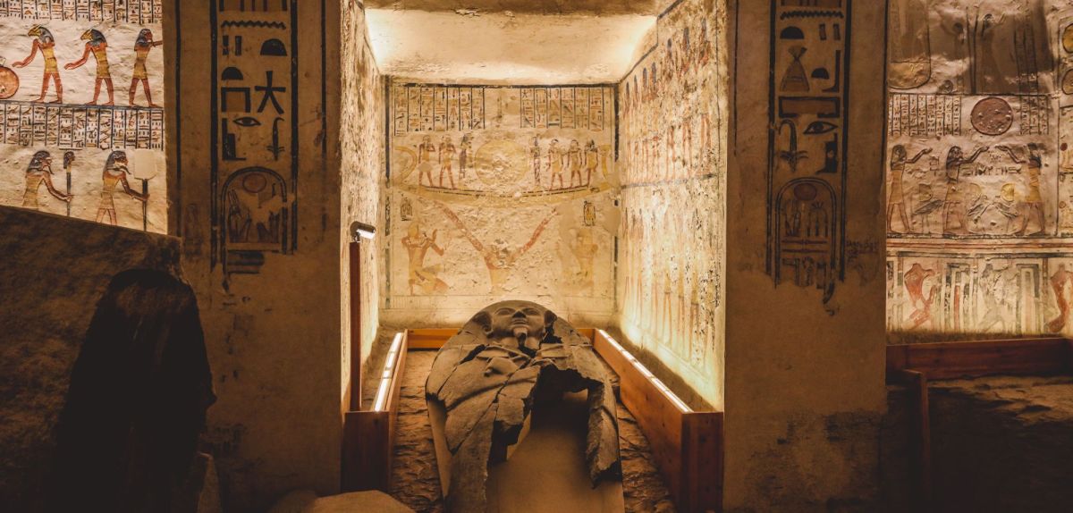 Ein altägyptischer Grabtempel in Luxor als archäologischer Fund.