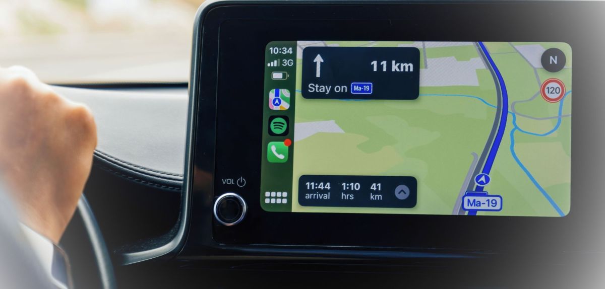 Apple CarPlay wird auf einem Fahrzeug-Bildschrim angezeigt.