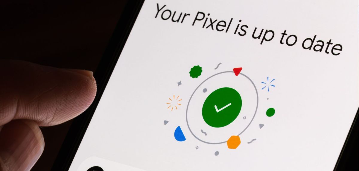 Handy-Display zeigt abgeschlossenes Laden eines Google-Pixel-Updates.