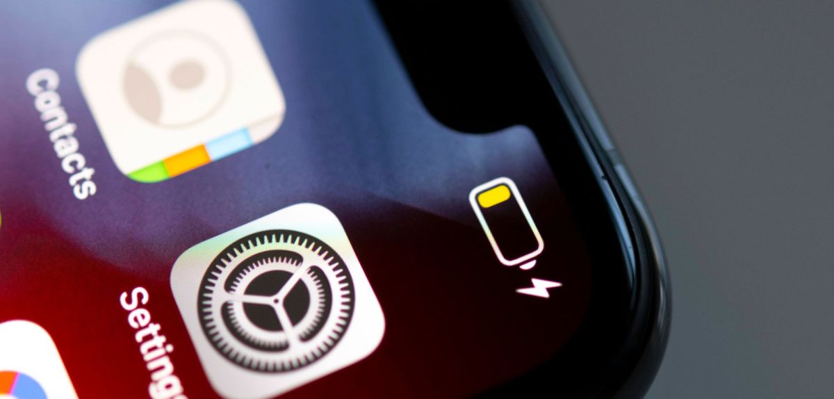 Leere Akkustandanzeige auf einem iPhone.