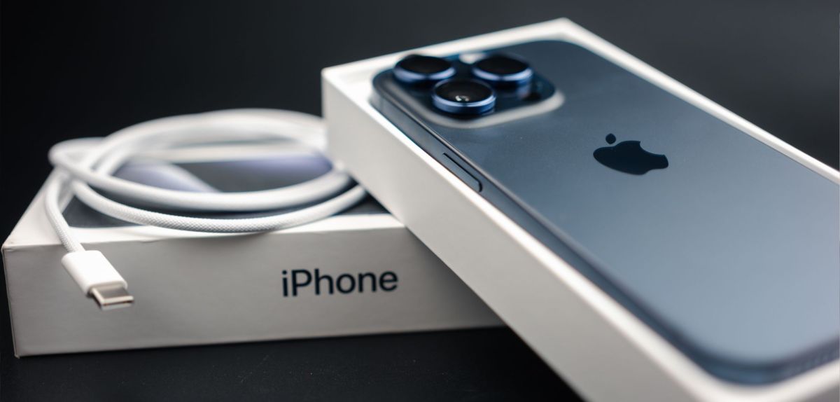 iPhone in der offiziellen Verpackung.