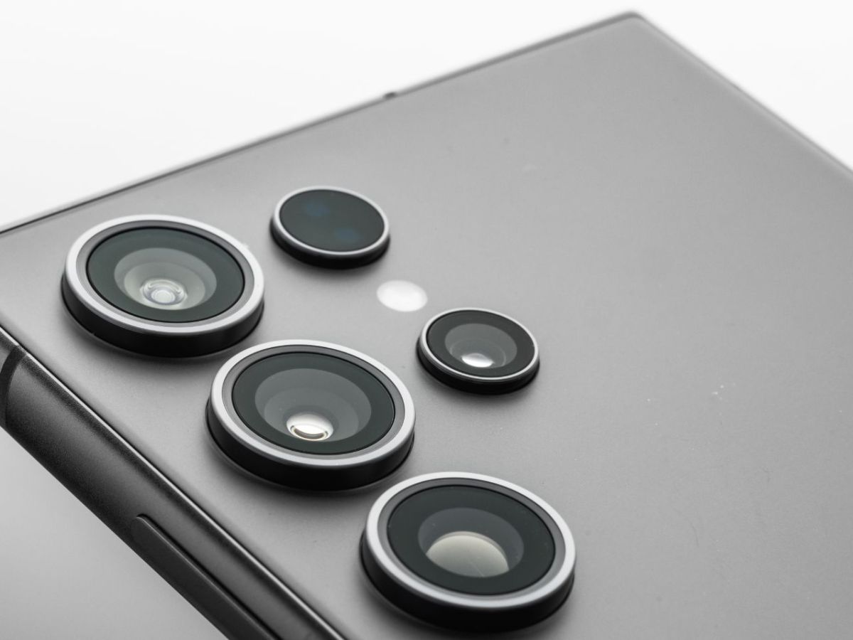 Rückseite eines Samsung Galaxy S25.
