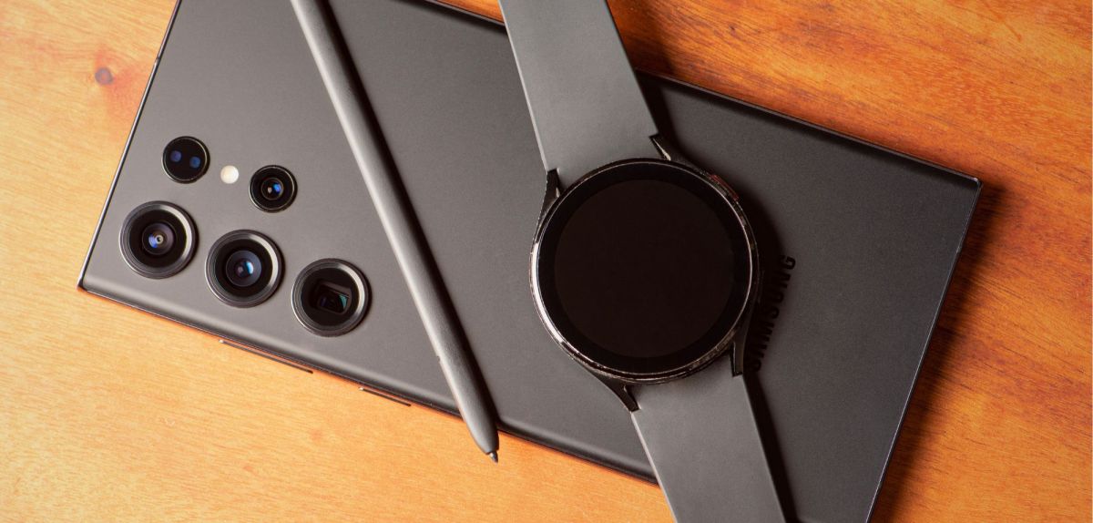 Samsung Galaxy Watch liegt auf einem Samsung Galaxy S23-Handy.