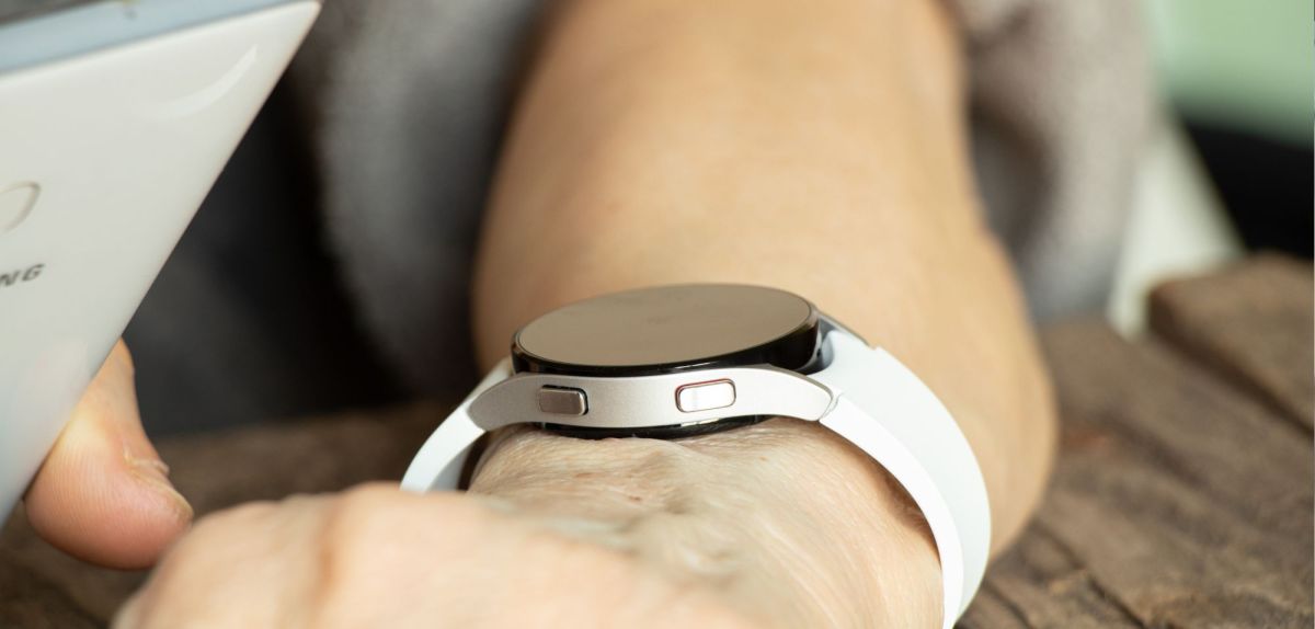 Person trägt eine Samsung Galaxy Watch am Handgelenk. (Symbolbild)