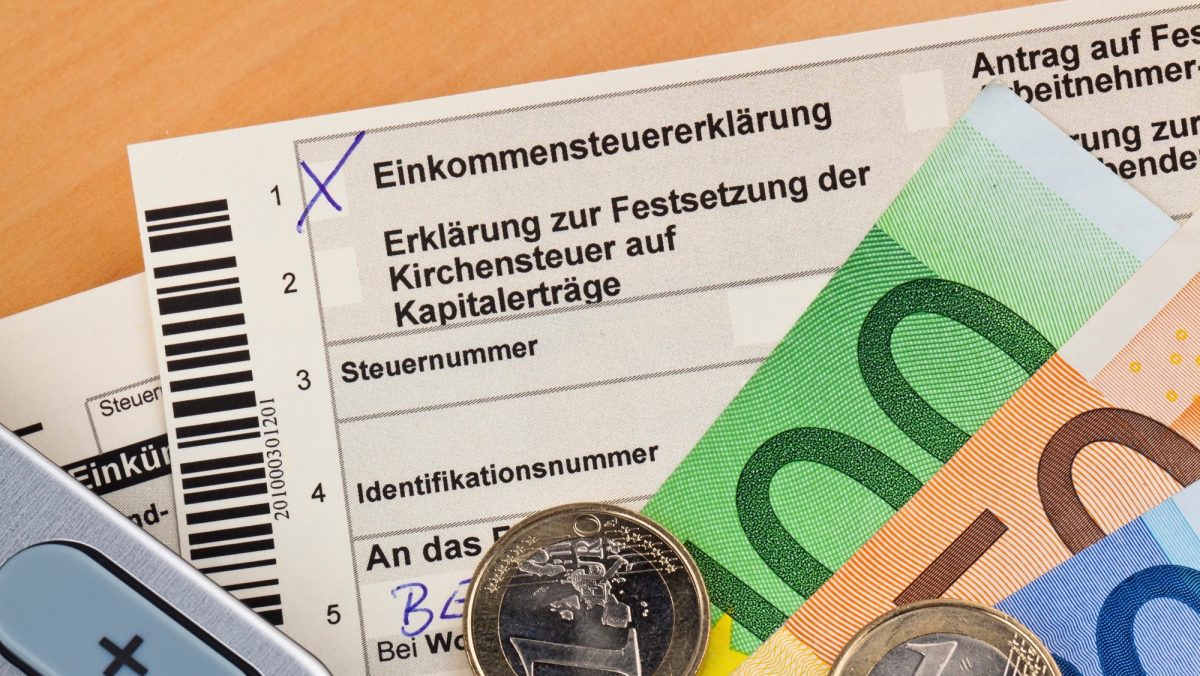 Bogen für die Steuererklärung und Geldscheine