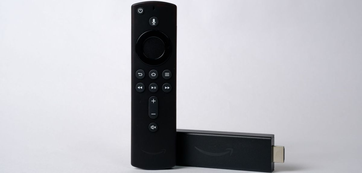 Amazon Fire TV Stick mit Fernbedienung.