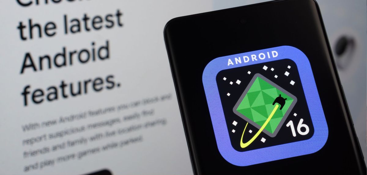 Android 16-Logo auf einem Smartphone.