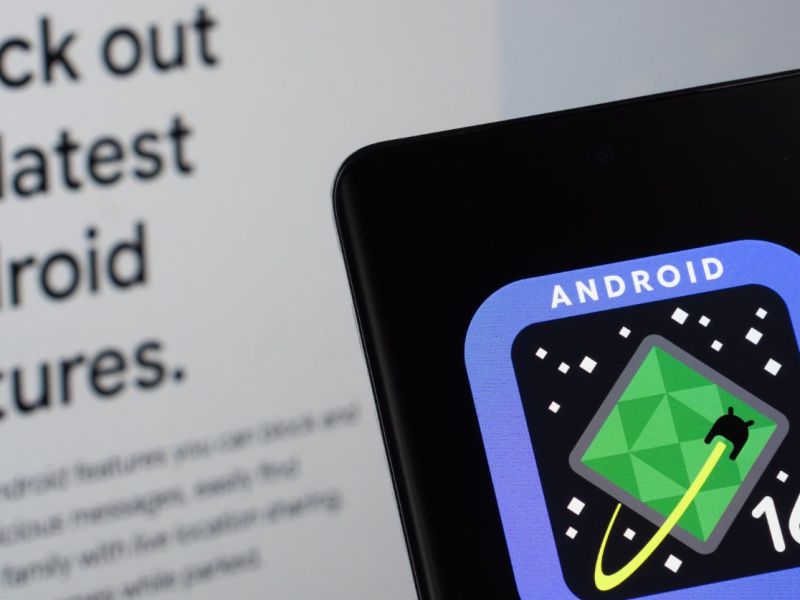 Android 16-Logo auf einem Smartphone.