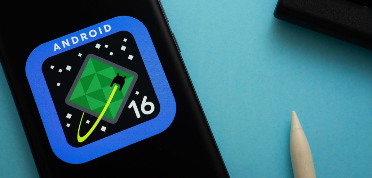 Android 16-Logo auf einem Smartphone.